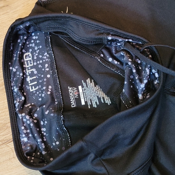 NWOT Danskin Fitted Capris - Picture 4 of 5